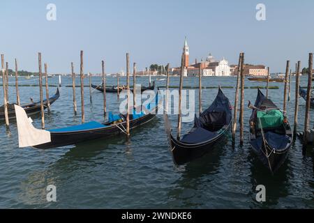 Vieux port de Venise avec arrêt de télécabine, et Renaissance Basilica di San Giorgio Maggiore (basilique San Giorgio Maggiore) par Andrea Palladio du XVI centur Banque D'Images