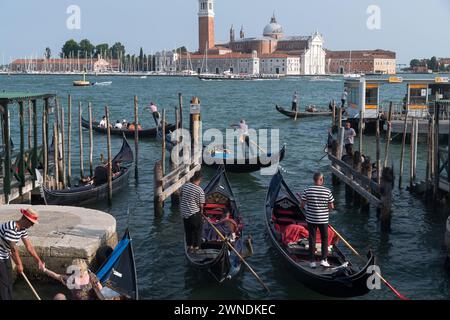 Rio del vin, vieux port de Venise avec arrêt de télécabine, et Renaissance Basilica di San Giorgio Maggiore (basilique San Giorgio Maggiore) par Andrea Palladio fr Banque D'Images