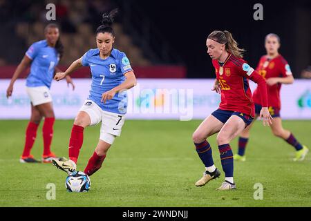EVA Navarro, d'Espagne, et Sakina Karchaoui, de France, lors du match de finale de l'UEFA entre l'Espagne et la France, ont joué au stade olympique de la Cartuja le 28 février 2024 à Séville, en Espagne. (Photo par Andres Gongora/PRESSINPHOTO) crédit : AGENCE SPORTIVE PRESSINPHOTO/Alamy Live News Banque D'Images