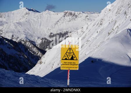 Hintertuxer Gletscher, Österreich 10. Januar 2024 : Ende des gesicherten Skigebietes Warnschild auf einer Skipiste im Zillertal : Alpine Gefahren. Hier endet das gesicherte Skigebiet. Zillertal Österreich *** glacier Hintertux, Autriche 10 janvier 2024 fin du domaine skiable sécurisé panneau d'avertissement sur une piste de ski à Zillertal dangers alpins C'est là que se termine le domaine skiable sécurisé Zillertal Autriche Copyright : xFotostandx/xFreitagx Banque D'Images