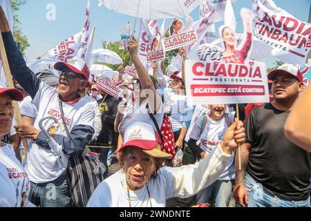 Les disciples de Claudia Sheinbaum la soutiennent dans sa campagne début le 1er mars 2024 à Mexico, Mexique : les partisans de la candidate à la présidence du Mexique, Claudia Sheinbaum Pardo de la coalition Let s Keep Making History composée des partis politiques Morena, PT, PVEM assistent au début de la campagne de Claudia Sheinbaum pour la soutenir dans le centre-ville de Mexico. Mexico CDMX Mexique Copyright : xRickxCruzx Banque D'Images