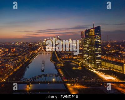 Die Europäische Zentralbank EZB und die Frankfurter Skyline Die Lichter der Europäischen Zentralbank EZB und der Frankfurter Bankenskyline leuchten am Abend. Luftbild mit einer Drohne Frankfurt am main Osthafen Hessen Deutschland *** la Banque centrale européenne BCE et l'horizon de Francfort les lumières de la Banque centrale européenne BCE et l'horizon bancaire de Francfort brillent en soirée vue aérienne avec un drone Frankfurt am main Osthafen Hessen Allemagne 2024-03-01 FFM ezb skyline 02 Banque D'Images