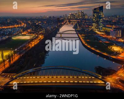 Die Europäische Zentralbank EZB und die Frankfurter Skyline Die Lichter der Europäischen Zentralbank EZB und der Frankfurter Bankenskyline leuchten am Abend. Luftbild mit einer Drohne Frankfurt am main Osthafen Hessen Deutschland *** la Banque centrale européenne BCE et l'horizon de Francfort les lumières de la Banque centrale européenne BCE et l'horizon bancaire de Francfort brillent en soirée vue aérienne avec un drone Frankfurt am main Osthafen Hessen Allemagne 2024-03-01 FFM ezb skyline 01 Banque D'Images