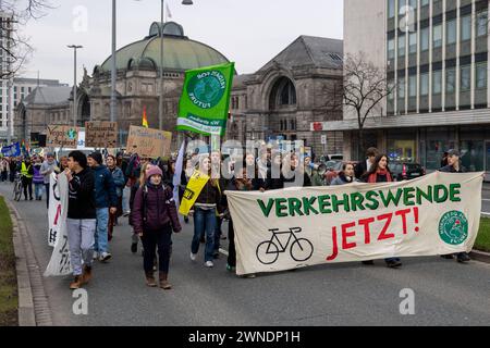 Bundesweiter Klimastreik von Verdi und Fridays for future Demonstrationszug in Nürnberg um die Altstadt unter dem motto Wir fahren zusammen. Hier vereinen sich Mitglieder der Gewerkschaft ver.di im Kampf für verbesserte Tarifverträge im öffentlichen Nahverkehr und bessere Arbeitsbedingungen, sowie Aktivist:innen von Friday for future, die sich für konsequenten Klimaschutz, die Verkehrswende und eine fortschrittliche Klimapolitik auf nationaler und europäischer Ebene engieren. Nürnberg Bayern Deutschland *** grève nationale pour le climat par Verdi et vendredi pour la future marche de démonstration à Nure Banque D'Images