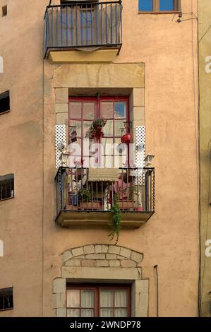 Balcon, orné de plantes et de fleurs, souligne la beauté dans un bâtiment urbain. C’est un mélange de nature et d’architecture au cœur de la ville Banque D'Images