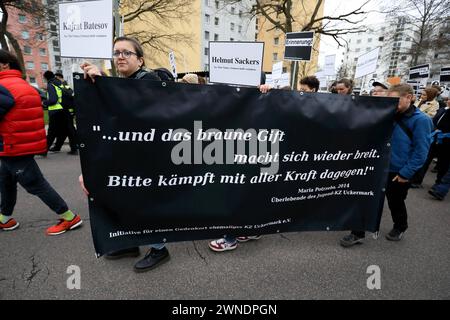 Bundesweite Gedenkdemo vier Jahre nach dem rassistischen Anschlag vom 19. Février 2020 à Hanau - Gegen rechten terreur en Deutschland - dire leurs noms - Rassistische morde - Deutschland, GER, DEU Allemagne, Hanau, 17.02.2024 - Tausende gedenken der Attentat-Opfer von Hanau, setzen ein Zeichen gegen Rassismus und prangern Fehler der Behörden an. Die Demoteilnehmer versammelten sich am Kurt-Schumacher-Platz in Hanau-Kesselstadt und erreichten nach CA. Einer Stunde den Marktplatz der Hanauer Innenstadt. Hier fand die Abschlusskundgebung mit zahlreichen Angehörigen der Opfer statt. Namen d Banque D'Images