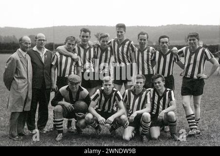 08.07.1964, Gotha, Bezirk Erfurt, DDR - Gruppenfoto der Fussballmannschaft Hoppegarten auf der Galopprennbahn. Galopprennbahn Gotha-Boxberg. 1960er Jahre, 60er Jahre, Amateure, Amateursport, aussen, Aussenaufnahme, Bezirk Erfurt, DDR, Deutsche Demokratische Republik, Deutsche Demokratische, Deutschland, Europa, europaeisch, Freizeit, Fussball, Fussballmannschaft, Fussballspieler, RDA, Gotha, Gruppe, Gruppenbild, Gruppenfoto, Historie, historisch, Jahreszeit, Kaukasier, kaukasisch, Menschen, Personen, QF, Querformat, s/w, schwarzweiss, Sommer, Sportler, Westeuropa 640708A031GOTHA.JPG *** 08 07 1964, Gotha, di Banque D'Images