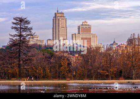 Rascacielos desde el lago de la Casa de Campo. Madrid. España Banque D'Images