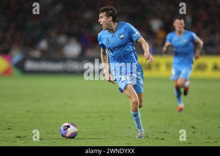 Sydney, Australie. 02 mars 2024. Max Burgess du Sydney FC dribble le ballon lors de l'Isuzu UTE A League match entre les Western Sydney Wanderers et le Sydney FC au CommBank Stadium, Sydney, Australie, le 2 mars 2024. Photo de Peter Dovgan. Utilisation éditoriale uniquement, licence requise pour une utilisation commerciale. Aucune utilisation dans les Paris, les jeux ou les publications d'un club/ligue/joueur. Crédit : UK Sports pics Ltd/Alamy Live News Banque D'Images