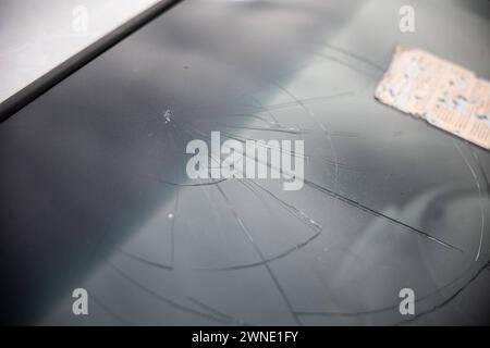 Eine gesprungene Scheibe. Ein teilweise zerstörtes, nicht angemeldetes, Auto steht ohne Kennzeichen auf einem öffentlichen Parkplatz AM 01. März 2024 BEI Großbeeren dans le Brandebourg. Kaputtes Auto *** Un pare-brise fissuré Une voiture partiellement détruite et non immatriculée se trouve sans plaque d'immatriculation dans un parking public le 1er mars 2024 près de Großbeeren dans le Brandebourg voiture cassée Banque D'Images