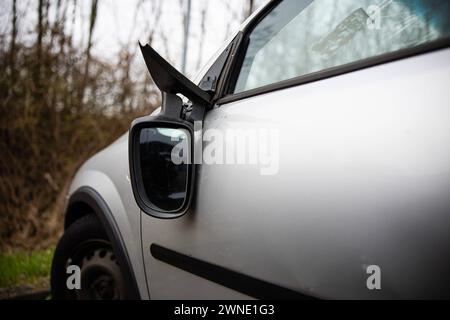 Ein kaputter Seitenspiegel. Ein teilweise zerstörtes, nicht angemeldetes, Auto steht ohne Kennzeichen auf einem öffentlichen Parkplatz AM 01. März 2024 BEI Großbeeren dans le Brandebourg. Kaputtes Auto *** Un rétroviseur latéral cassé Une voiture partiellement détruite et non immatriculée se trouve sans plaque d'immatriculation dans un parking public le 1er mars 2024 près de Großbeeren dans le Brandebourg voiture cassée Banque D'Images