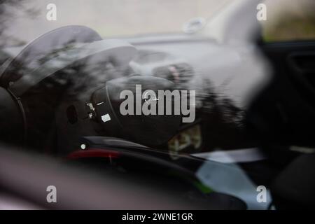 Ein auseinander gebautes Lenkrad. Ein teilweise zerstörtes, nicht angemeldetes, Auto steht ohne Kennzeichen auf einem öffentlichen Parkplatz AM 01. März 2024 BEI Großbeeren dans le Brandebourg. Kaputtes Auto *** Un volant démonté Une voiture partiellement détruite et non immatriculée se trouve sans plaque d'immatriculation dans un parking public le 1er mars 2024 près de Großbeeren dans le Brandebourg voiture cassée Banque D'Images