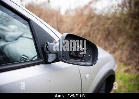 Ein kaputter Seitenspiegel. Ein teilweise zerstörtes, nicht angemeldetes, Auto steht ohne Kennzeichen auf einem öffentlichen Parkplatz AM 01. März 2024 BEI Großbeeren dans le Brandebourg. Kaputtes Auto *** Un rétroviseur latéral cassé Une voiture partiellement détruite et non immatriculée se trouve sans plaque d'immatriculation dans un parking public le 1er mars 2024 près de Großbeeren dans le Brandebourg voiture cassée Banque D'Images