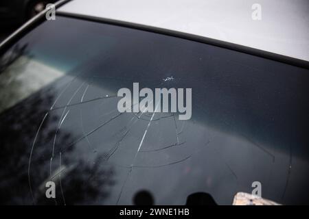 Eine gesprungene Scheibe. Ein teilweise zerstörtes, nicht angemeldetes, Auto steht ohne Kennzeichen auf einem öffentlichen Parkplatz AM 01. März 2024 BEI Großbeeren dans le Brandebourg. Kaputtes Auto *** Un pare-brise fissuré Une voiture partiellement détruite et non immatriculée se trouve sans plaque d'immatriculation dans un parking public le 1er mars 2024 près de Großbeeren dans le Brandebourg voiture cassée Banque D'Images