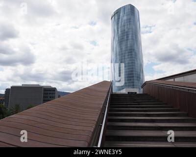 Détail du pont Abandoibarra et de la tour iberdrola dans la ville européenne de BILBAO à Biscaye en ESPAGNE, ciel nuageux en 2019 chaude journée d'été ensoleillée en septembre. Banque D'Images