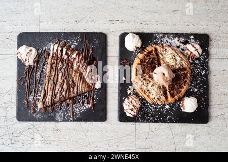 Gaufre chocoholic, pâte à biscuits aux pépites de chocolat et crêpe Nutella – sélection de dessert à base de chocolat servie avec de la crème glacée à la vanille ou de la crème fraîche Banque D'Images