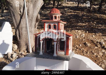 Archangelos, Rhodes (Grèce) : une kandylakia ou église miniature sur le bord du chemin menant au monastère de Tsambika Monastère Banque D'Images