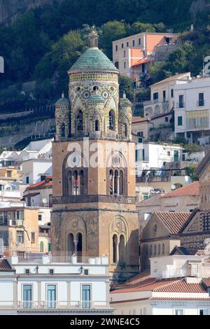 Cathédrale catholique médiévale d'Amalfi sur la Piazza del Duomo, Amalfi, Italie vue d'un ferry dans la mer Tyrrhénienne, avril 2023. Banque D'Images