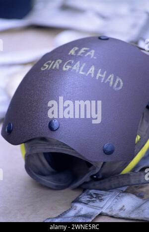 Première Guerre du Golfe : 20 mars 1991 casque d'un membre d'équipage sur le RFA Sir Galahad (L3005) dans le golfe Persique, au Koweït. Banque D'Images