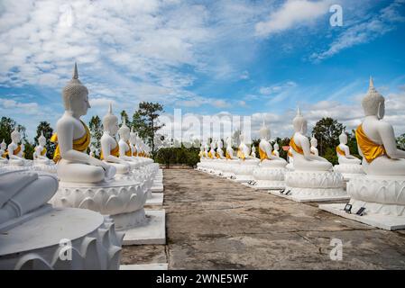 Whithe Bouddha à Wat Bung Kee Lek à la ville de Khemmarat dans la province d'Ubon Ratchathani dans l'Isan de Thaïlande. Thaïlande, Khemmarat, 26 novembre 2023 Banque D'Images
