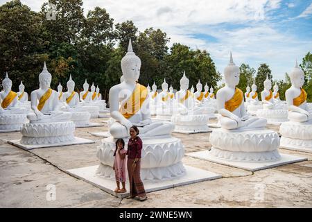 Whithe Bouddha à Wat Bung Kee Lek à la ville de Khemmarat dans la province d'Ubon Ratchathani dans l'Isan de Thaïlande. Thaïlande, Khemmarat, 26 novembre 2023 Banque D'Images