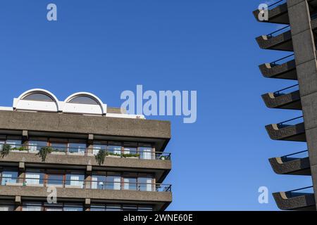 Balcons de Lauderdale Tower avec Defoe House en arrière-plan. Le domaine Barbican est un exemple important de l'architecture brutaliste britannique designe Banque D'Images