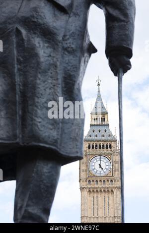 Royaume-Uni, Londres, Big Ben à travers la statue de Winston Churchill. Banque D'Images