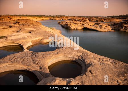 Kaeng Sam Phan Bok Canyon au village de Ban Song Khon sur le fleuve Mékong dans la province d'Ubon Ratchathani en Thaïlande. Thaïlande, Khong Chiam, novembre 28, Banque D'Images