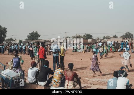 Ouagadougou, Burkina Faso. Décembre 2017. Scènes de la vie quotidienne à un arrêt de bus près de la capitale Banque D'Images