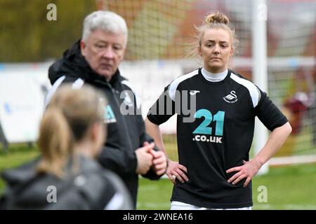 Llanelli, pays de Galles. 5 avril 2019. Lauren Hancock de Swansea City Ladies regarde pendant l'échauffement avant la finale de la première Coupe de la Ligue féminine de Galles entre Cardiff met Women et Swansea City Ladies au Stebonheath Park à Llanelli, au pays de Galles, au Royaume-Uni, le 5 avril 2019. Crédit : Duncan Thomas/Majestic Media. Banque D'Images