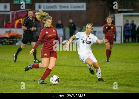 Llanelli, pays de Galles. 5 avril 2019. Ellie Walker-Smith de Cardiff met Women (à gauche) combat pour possession avec Emma Beynon de Swansea City Ladies lors de la finale de la première Ligue féminine galloise entre Cardiff met Women et Swansea City Ladies au Stebonheath Park à Llanelli, au pays de Galles, au Royaume-Uni, le 5 avril 2019. Crédit : Duncan Thomas/Majestic Media. Banque D'Images