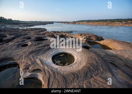 Kaeng Sam Phan Bok Canyon au village de Ban Song Khon sur le fleuve Mékong dans la province d'Ubon Ratchathani en Thaïlande. Thaïlande, Khong Chiam, novembre 28, Banque D'Images