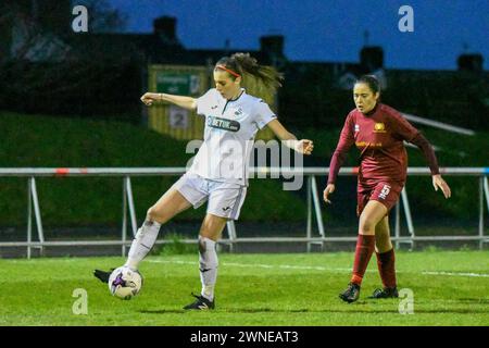 Llanelli, pays de Galles. 5 avril 2019. Katy Hosford de Swansea City Ladies contrôle le ballon alors que Stephanie Turner de Cardiff met Women regarde lors de la finale de la Coupe de la Ligue des femmes du pays de Galles entre Cardiff met Women et Swansea City Ladies au Stebonheath Park à Llanelli, au pays de Galles, au Royaume-Uni, le 5 avril 2019. Crédit : Duncan Thomas/Majestic Media. Banque D'Images