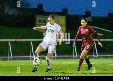 Llanelli, pays de Galles. 5 avril 2019. Katy Hosford de Swansea City Ladies contrôle le ballon alors que Stephanie Turner de Cardiff met Women regarde lors de la finale de la Coupe de la Ligue des femmes du pays de Galles entre Cardiff met Women et Swansea City Ladies au Stebonheath Park à Llanelli, au pays de Galles, au Royaume-Uni, le 5 avril 2019. Crédit : Duncan Thomas/Majestic Media. Banque D'Images