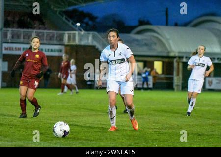 Llanelli, pays de Galles. 5 avril 2019. Lauren Smith de Swansea City Ladies lors de la finale de la première Ligue féminine galloise entre Cardiff met Women et Swansea City Ladies au Stebonheath Park à Llanelli, au pays de Galles, au Royaume-Uni, le 5 avril 2019. Crédit : Duncan Thomas/Majestic Media. Banque D'Images