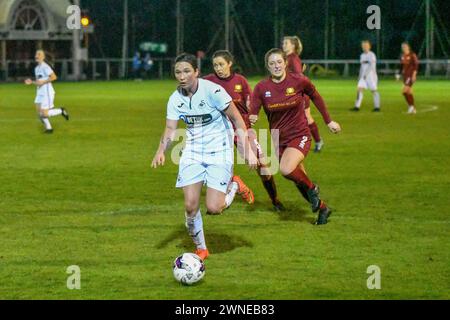 Llanelli, pays de Galles. 5 avril 2019. Lauren Smith de Swansea City Ladies en action lors de la finale de la première Ligue féminine galloise entre Cardiff met Women et Swansea City Ladies au Stebonheath Park à Llanelli, au pays de Galles, au Royaume-Uni, le 5 avril 2019. Crédit : Duncan Thomas/Majestic Media. Banque D'Images