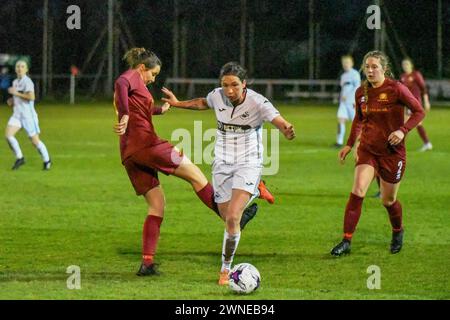 Llanelli, pays de Galles. 5 avril 2019. Lauren Smith de Swansea City Ladies échappe au tacle de Stephanie Turner de Cardiff met Women lors de la finale de la première Ligue féminine galloise entre Cardiff met Women et Swansea City Ladies au Stebonheath Park à Llanelli, au pays de Galles, au Royaume-Uni, le 5 avril 2019. Crédit : Duncan Thomas/Majestic Media. Banque D'Images