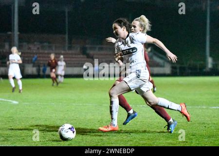 Llanelli, pays de Galles. 5 avril 2019. Lauren Smith de Swansea City Ladies reporte le défi de Robyn Pinder de Cardiff met Women lors de la finale de la première Ligue féminine galloise entre Cardiff met Women et Swansea City Ladies au Stebonheath Park à Llanelli, au pays de Galles, au Royaume-Uni, le 5 avril 2019. Crédit : Duncan Thomas/Majestic Media. Banque D'Images