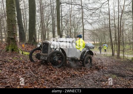 The John Harris Hill Trials, Ashover, Derbyshire, Angleterre, Royaume-Uni. 2 mars 2024. Les membres du Vintage Sports car Club (V.S.C.C.) prenant part aux essais annuels John Harris Hill Trials. Cet événement toute la journée de plus de 100 voitures, fabriquées avant W.W.2 de la fin des années 20 au début des années 30 et vont de l'Austin 7, Bugatti, Ford modèle A etc. L'événement est basé autour du petit village Derbyshire d'Ashover dans lequel les pilotes habiles sont mis au défi à plusieurs sections étroites, sinueuses et vallonnées hors route autour des Derbyshire Dales fait pire dans des conditions très humides, glissantes et boueuses. Crédit : Alan Banque D'Images