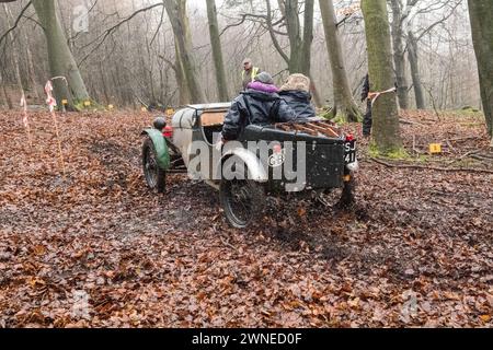 The John Harris Hill Trials, Ashover, Derbyshire, Angleterre, Royaume-Uni. 2 mars 2024. Les membres du Vintage Sports car Club (V.S.C.C.) prenant part aux essais annuels John Harris Hill Trials. Cet événement toute la journée de plus de 100 voitures, fabriquées avant W.W.2 de la fin des années 20 au début des années 30 et vont de l'Austin 7, Bugatti, Ford modèle A etc. L'événement est basé autour du petit village Derbyshire d'Ashover dans lequel les pilotes habiles sont mis au défi à plusieurs sections étroites, sinueuses et vallonnées hors route autour des Derbyshire Dales fait pire dans des conditions très humides, glissantes et boueuses. Crédit : Alan Banque D'Images