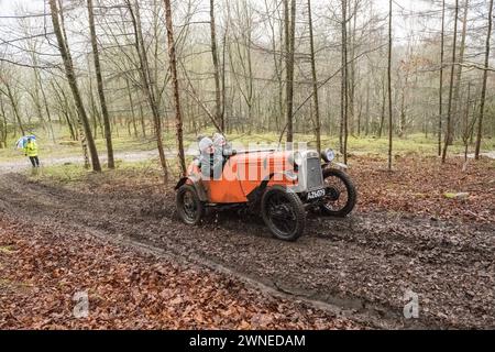 The John Harris Hill Trials, Ashover, Derbyshire, Angleterre, Royaume-Uni. 2 mars 2024. Les membres du Vintage Sports car Club (V.S.C.C.) prenant part aux essais annuels John Harris Hill Trials. Cet événement toute la journée de plus de 100 voitures, fabriquées avant W.W.2 de la fin des années 20 au début des années 30 et vont de l'Austin 7, Bugatti, Ford modèle A etc. L'événement est basé autour du petit village Derbyshire d'Ashover dans lequel les pilotes habiles sont mis au défi à plusieurs sections étroites, sinueuses et vallonnées hors route autour des Derbyshire Dales fait pire dans des conditions très humides, glissantes et boueuses. Crédit : Alan Banque D'Images