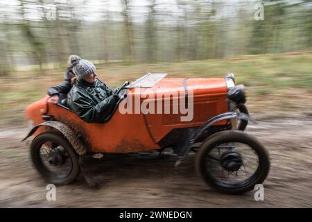 The John Harris Hill Trials, Ashover, Derbyshire, Angleterre, Royaume-Uni. 2 mars 2024. Les membres du Vintage Sports car Club (V.S.C.C.) prenant part aux essais annuels John Harris Hill Trials. Cet événement toute la journée de plus de 100 voitures, fabriquées avant W.W.2 de la fin des années 20 au début des années 30 et vont de l'Austin 7, Bugatti, Ford modèle A etc. L'événement est basé autour du petit village Derbyshire d'Ashover dans lequel les pilotes habiles sont mis au défi à plusieurs sections étroites, sinueuses et vallonnées hors route autour des Derbyshire Dales fait pire dans des conditions très humides, glissantes et boueuses. Crédit : Alan Banque D'Images