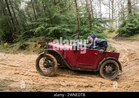 The John Harris Hill Trials, Ashover, Derbyshire, Angleterre, Royaume-Uni. 2 mars 2024. Les membres du Vintage Sports car Club (V.S.C.C.) prenant part aux essais annuels John Harris Hill Trials. Cet événement toute la journée de plus de 100 voitures, fabriquées avant W.W.2 de la fin des années 20 au début des années 30 et vont de l'Austin 7, Bugatti, Ford modèle A etc. L'événement est basé autour du petit village Derbyshire d'Ashover dans lequel les pilotes habiles sont mis au défi à plusieurs sections étroites, sinueuses et vallonnées hors route autour des Derbyshire Dales fait pire dans des conditions très humides, glissantes et boueuses. Crédit : Alan Banque D'Images