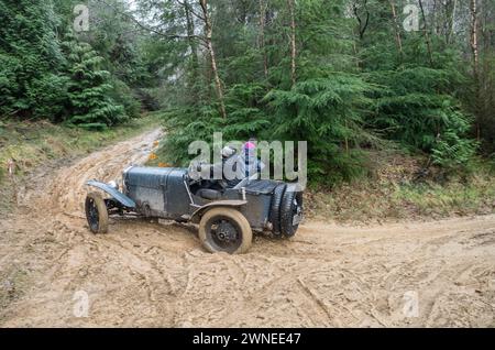 The John Harris Hill Trials, Ashover, Derbyshire, Angleterre, Royaume-Uni. 2 mars 2024. Les membres du Vintage Sports car Club (V.S.C.C.) prenant part aux essais annuels John Harris Hill Trials. Cet événement toute la journée de plus de 100 voitures, fabriquées avant W.W.2 de la fin des années 20 au début des années 30 et vont de l'Austin 7, Bugatti, Ford modèle A etc. L'événement est basé autour du petit village Derbyshire d'Ashover dans lequel les pilotes habiles sont mis au défi à plusieurs sections étroites, sinueuses et vallonnées hors route autour des Derbyshire Dales fait pire dans des conditions très humides, glissantes et boueuses. Crédit : Alan Banque D'Images