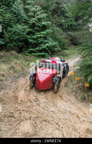 The John Harris Hill Trials, Ashover, Derbyshire, Angleterre, Royaume-Uni. 2 mars 2024. Les membres du Vintage Sports car Club (V.S.C.C.) prenant part aux essais annuels John Harris Hill Trials. Cet événement toute la journée de plus de 100 voitures, fabriquées avant W.W.2 de la fin des années 20 au début des années 30 et vont de l'Austin 7, Bugatti, Ford modèle A etc. L'événement est basé autour du petit village Derbyshire d'Ashover dans lequel les pilotes habiles sont mis au défi à plusieurs sections étroites, sinueuses et vallonnées hors route autour des Derbyshire Dales fait pire dans des conditions très humides, glissantes et boueuses. Crédit : Alan Banque D'Images