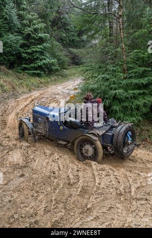 The John Harris Hill Trials, Ashover, Derbyshire, Angleterre, Royaume-Uni. 2 mars 2024. Les membres du Vintage Sports car Club (V.S.C.C.) prenant part aux essais annuels John Harris Hill Trials. Cet événement toute la journée de plus de 100 voitures, fabriquées avant W.W.2 de la fin des années 20 au début des années 30 et vont de l'Austin 7, Bugatti, Ford modèle A etc. L'événement est basé autour du petit village Derbyshire d'Ashover dans lequel les pilotes habiles sont mis au défi à plusieurs sections étroites, sinueuses et vallonnées hors route autour des Derbyshire Dales fait pire dans des conditions très humides, glissantes et boueuses. Crédit : Alan Banque D'Images