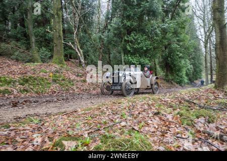 The John Harris Hill Trials, Ashover, Derbyshire, Angleterre, Royaume-Uni. 2 mars 2024. Les membres du Vintage Sports car Club (V.S.C.C.) prenant part aux essais annuels John Harris Hill Trials. Cet événement toute la journée de plus de 100 voitures, fabriquées avant W.W.2 de la fin des années 20 au début des années 30 et vont de l'Austin 7, Bugatti, Ford modèle A etc. L'événement est basé autour du petit village Derbyshire d'Ashover dans lequel les pilotes habiles sont mis au défi à plusieurs sections étroites, sinueuses et vallonnées hors route autour des Derbyshire Dales fait pire dans des conditions très humides, glissantes et boueuses. Crédit : Alan Banque D'Images