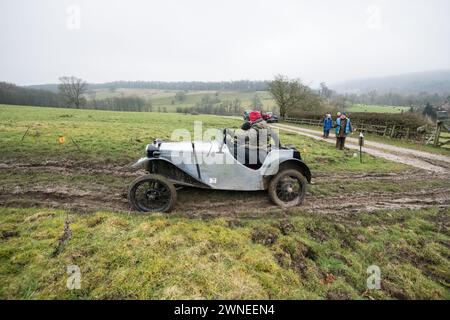 The John Harris Hill Trials, Ashover, Derbyshire, Angleterre, Royaume-Uni. 2 mars 2024. Les membres du Vintage Sports car Club (V.S.C.C.) prenant part aux essais annuels John Harris Hill Trials. Cet événement toute la journée de plus de 100 voitures, fabriquées avant W.W.2 de la fin des années 20 au début des années 30 et vont de l'Austin 7, Bugatti, Ford modèle A etc. L'événement est basé autour du petit village Derbyshire d'Ashover dans lequel les pilotes habiles sont mis au défi à plusieurs sections étroites, sinueuses et vallonnées hors route autour des Derbyshire Dales fait pire dans des conditions très humides, glissantes et boueuses. Crédit : Alan Banque D'Images