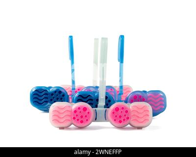 Blocs sanitaires pour toilettes sur fond blanc. Gros plan d'un assainisseur de toilettes. Banque D'Images