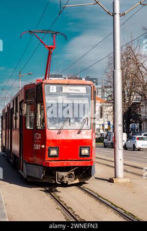 Belgrade, Serbie - 8 février 2024 : le système de tramway de Belgrade est un réseau à écartement de 1000 mm qui, en 2021, comptait 12 itinéraires sur 43,5 kilomètres de voie en B. Banque D'Images